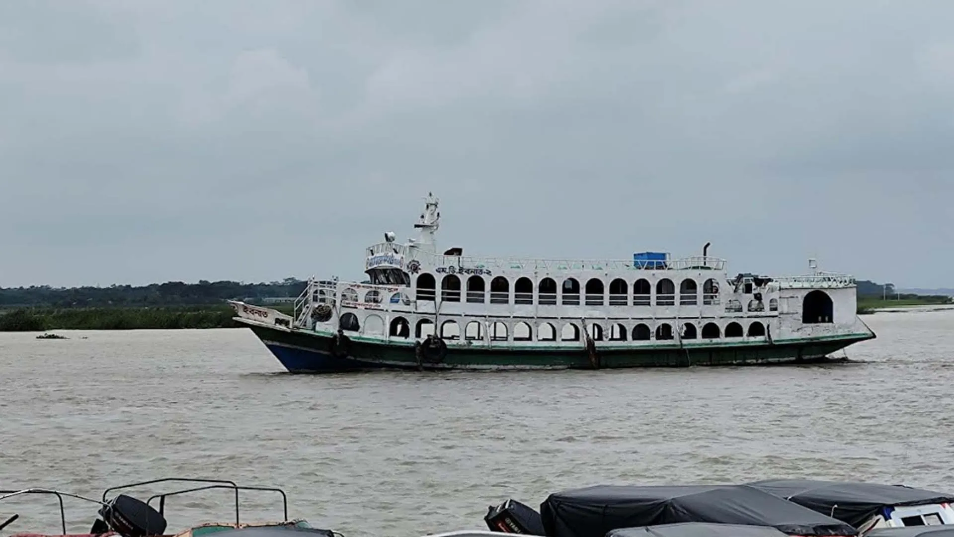 ৩ দিন বন্ধ থাকার পর ভোলার ১০ নৌরুটে লঞ্চ চলাচল শুরু 